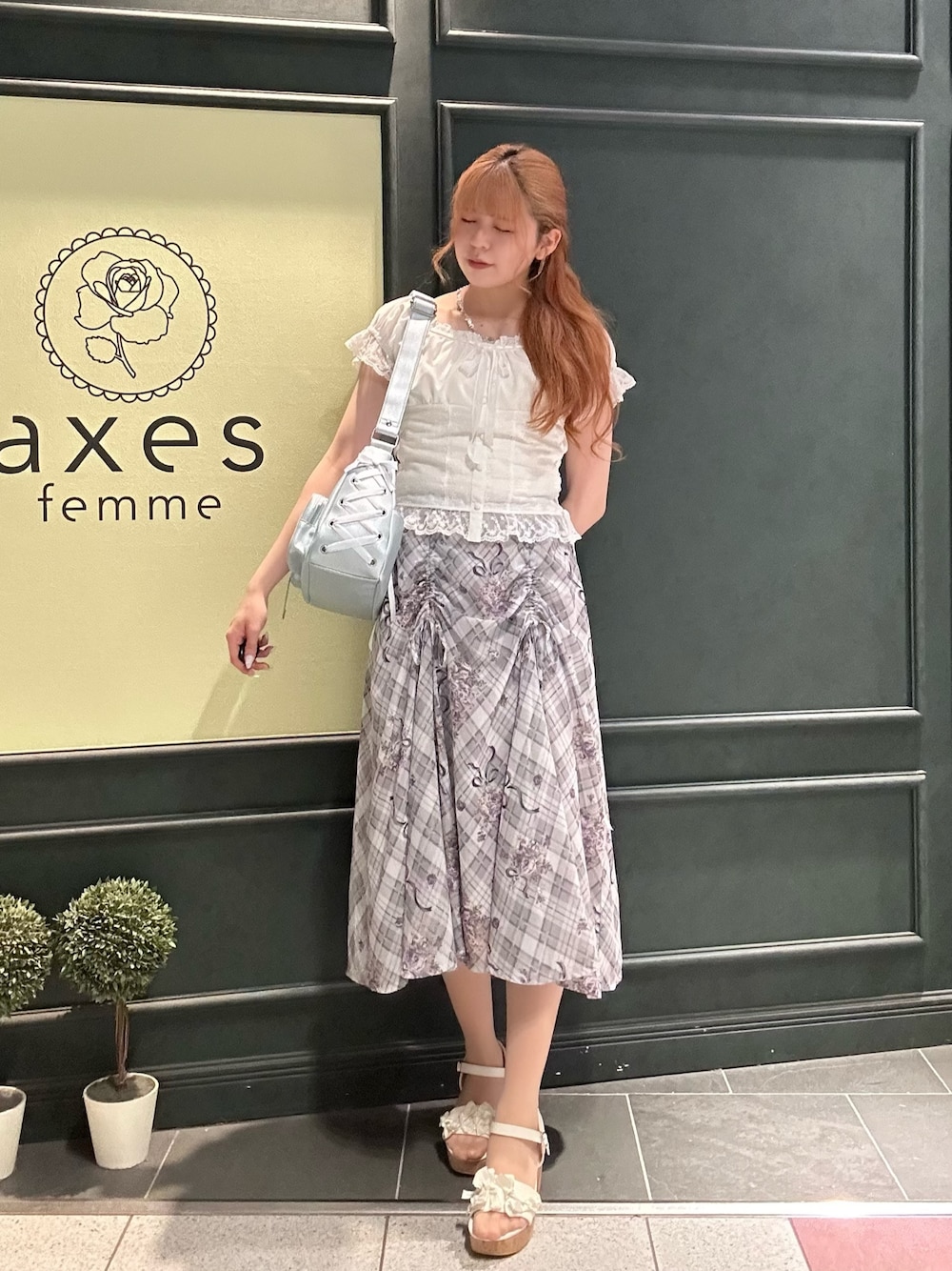 「ショルダーバッグ、サンダル、axes femme、着回しコーデ、カジュアルスタイル、初夏コーデ、夏コーデ」｜「axes femmeのロージーチェックドロストスカート（スカート、グレー系）」を使った、まみ 🎀さん（骨格ナチュラル・レディース・167cm）の春コーディネートの1枚目の写真