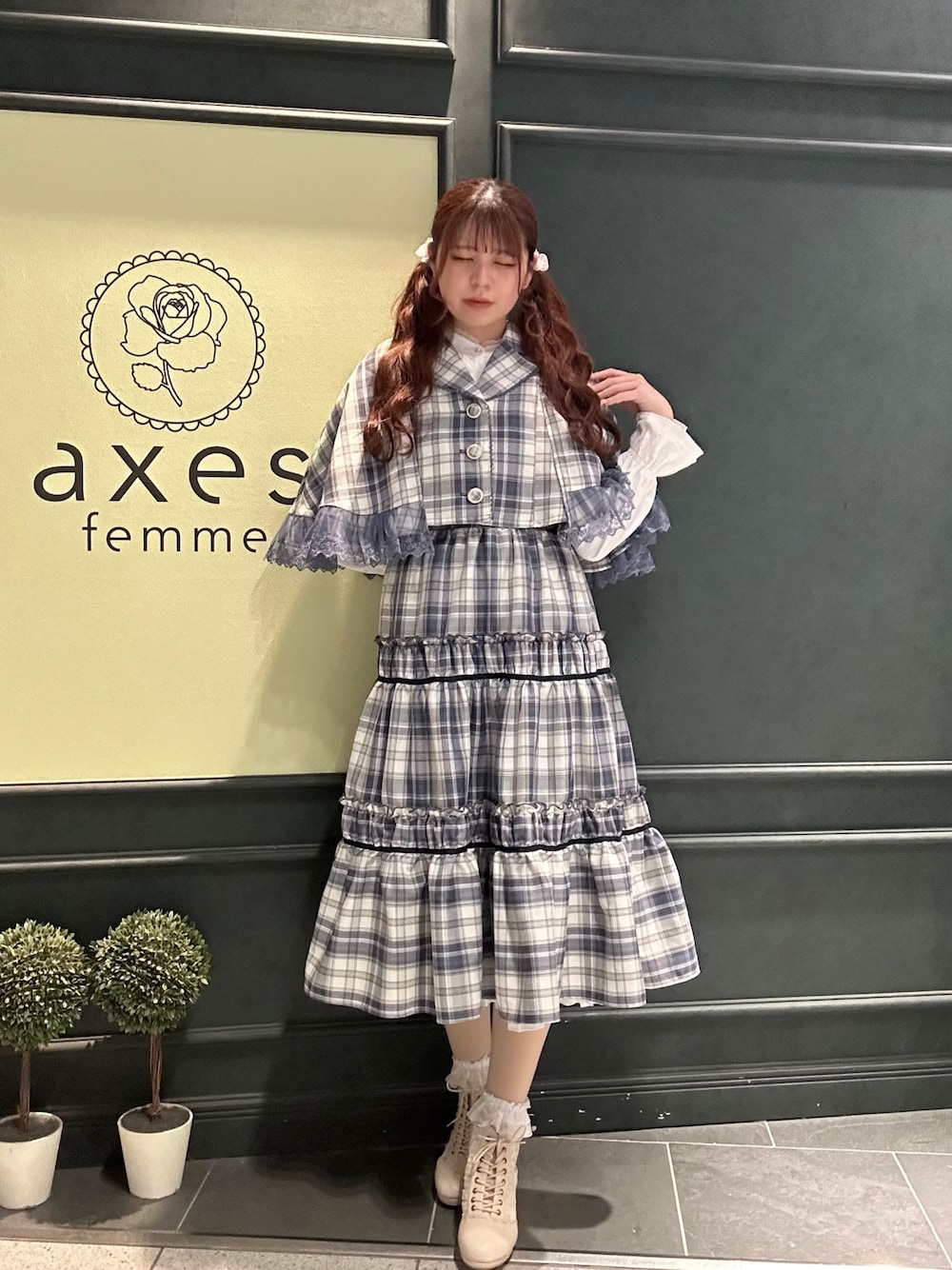 「チェック、春めき満開コーデ、axes femme、axes femme POETIQUE」｜「axes femme POETIQUEのシャーリングデザインワンピース（ワンピース、グレー系）」を使った、まみ 🎀さん（骨格ナチュラル・レディース・167cm）の春コーディネートの1枚目の写真