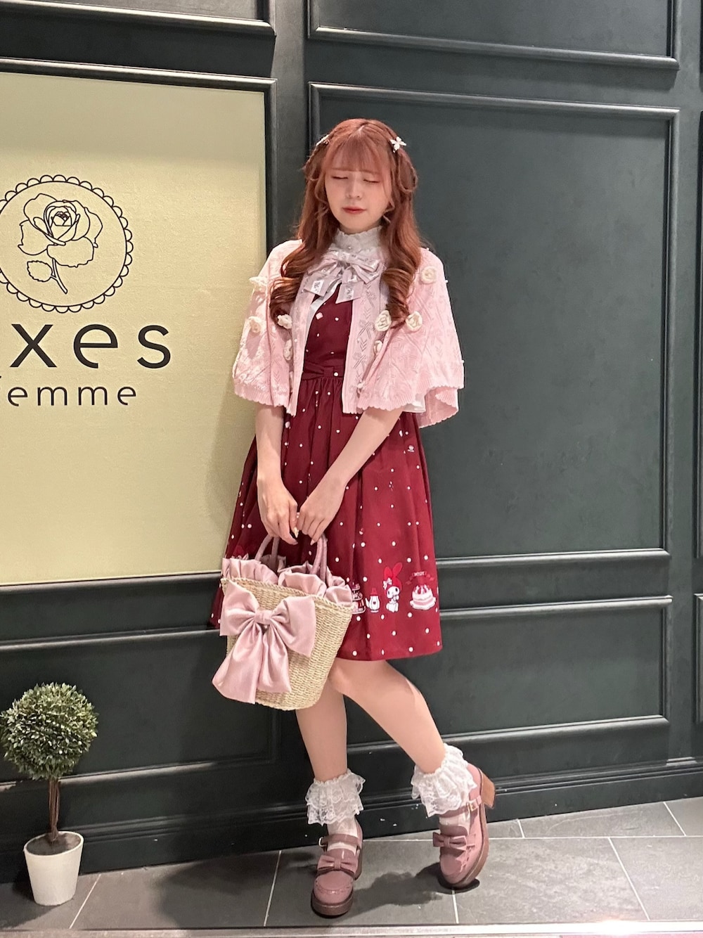 「axes femme、コラボ、マイメロディ、サンリオコラボ、ガーリー、ガーリーコーデ、ピンク、ピンクコーデ」｜「axes femmeのマイメロディ／ニットケープ（カーディガン/ボレロ、ピンク系）」を使った、まみ 🎀さん（骨格ナチュラル・レディース・167cm）の春コーディネートの1枚目の写真