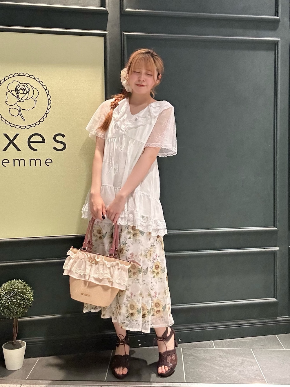「サンダル、ひまわり、ひまわり畑、花柄、花柄スカート、夏、夏コーデ、シアー」｜「axes femmeのひまわり柄ロングスカート（スカート、ホワイト系）」を使った、まみ 🎀さん（骨格ナチュラル・レディース・167cm）の夏コーディネートの1枚目の写真