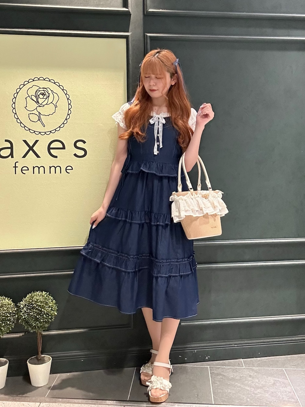 「サンダル、axes femme、初夏コーデ、着回しコーデ、オトナカワイイ、大人カジュアルコーデ」｜「axes femmeのフリルデザインジャンスカ（ジャンパースカート、ブルー系）」を使った、まみ 🎀さん（骨格ナチュラル・レディース・167cm）の春コーディネートの1枚目の写真