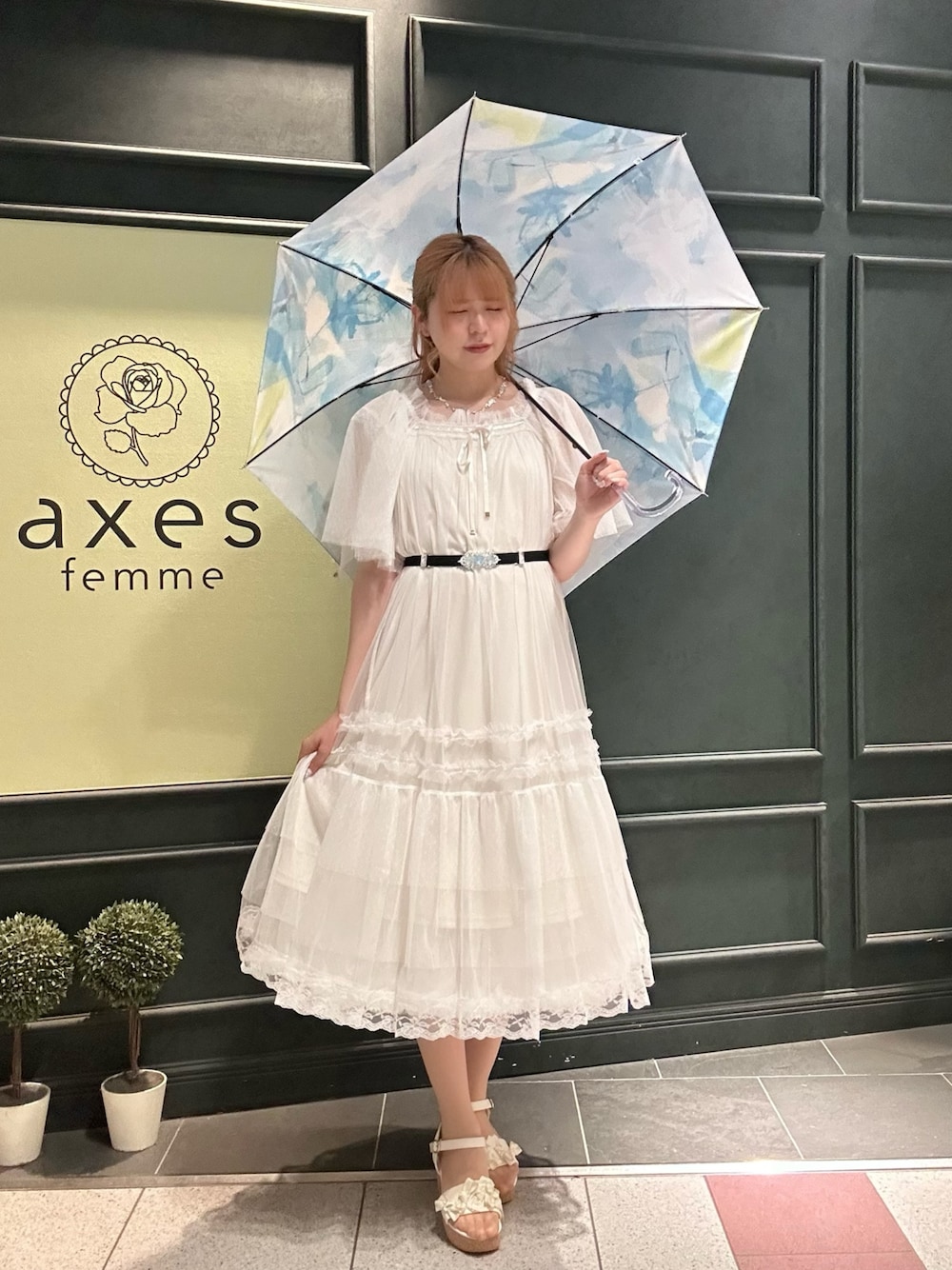 「axes femme、おでかけコーデ、大人ガーリー、ゆるシルエット、ホワイト、ホワイトコーデ」｜「axes femmeのグラデーションアート柄長傘（長傘、ブルー系）」を使った、まみ 🎀さん（骨格ナチュラル・レディース・167cm）の春コーディネートの1枚目の写真