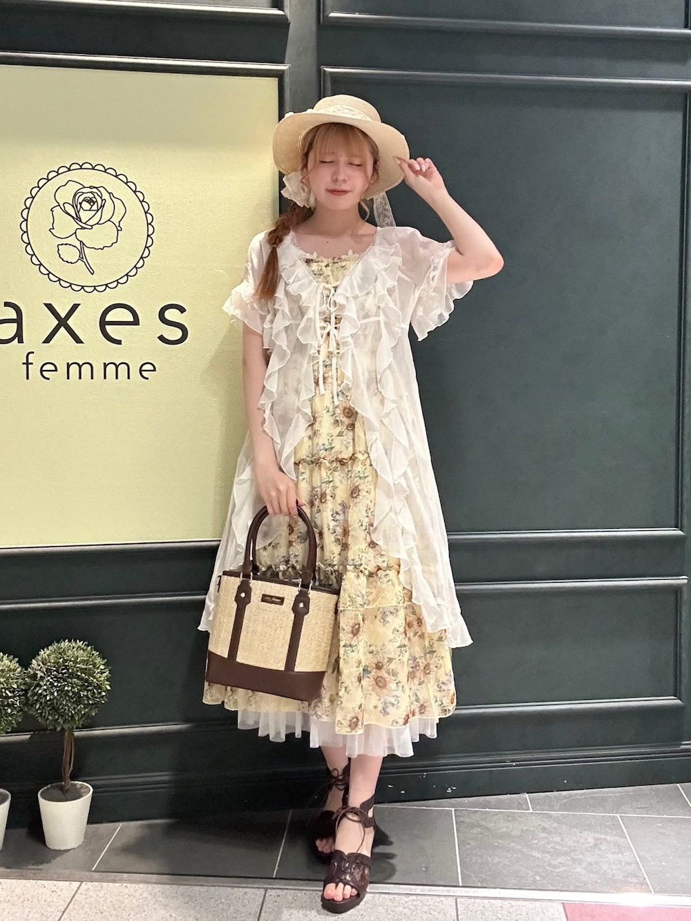 「axes femme、夏コーデ、ゆるコーデ、大人かわいい、夏服、高身長女子、ひまわり、ひまわり畑、シアー、麦わら帽子、カゴバック」｜「axes femmeのラッフルフリルガウン（カーディガン/ボレロ、ホワイト系）」を使った、まみ 🎀さん（骨格ナチュラル・レディース・167cm）の夏コーディネートの1枚目の写真