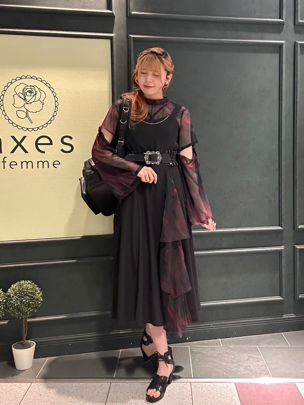 「axes femme POETIQUE、モード、マーブル、レイヤードスタイル、ブラック、ブラックコーデ、シアー、シアートップス」｜「axes femme POETIQUEのマーブルシアートップス（Tシャツ/カットソー、レッド系）」を使った、まみ 🎀さん（骨格ナチュラル・レディース・167cm）の夏コーディネートの1枚目の写真