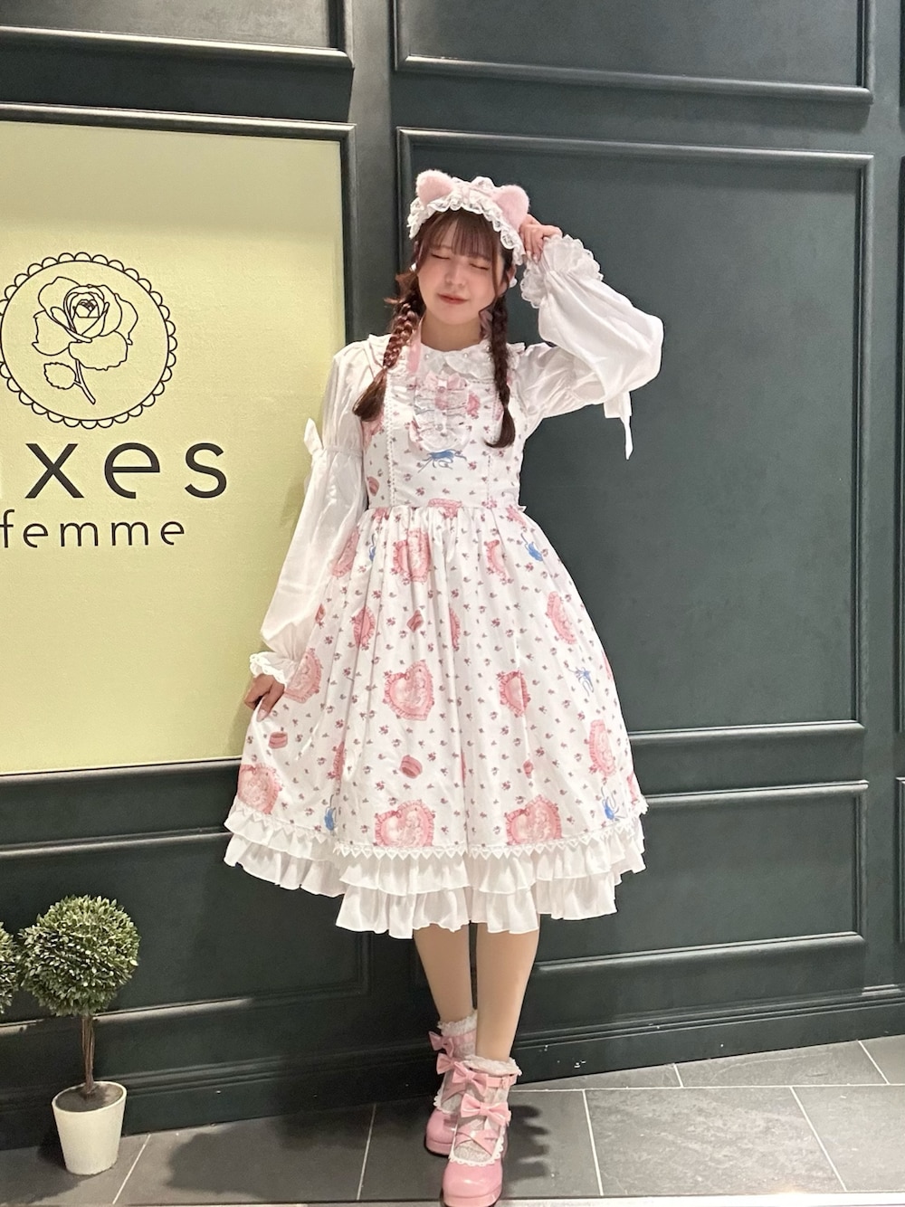 「Chalmiere」｜「Chalmiereのハッピードリームキティジャンパースカート（ジャンパースカート、ホワイト系）」を使った、まみ 🎀さん（骨格ナチュラル・レディース・167cm）の春コーディネートの1枚目の写真