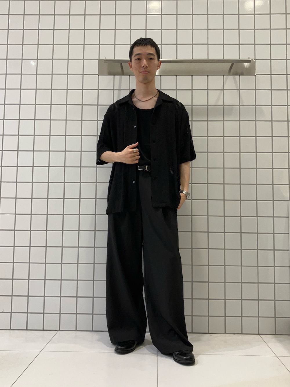 グレー系のタンクトップ、ブラック系のシャツ/ブラウス、ブラック系のスラックスを着用したメンズの夏コーディネートの1枚目の写真