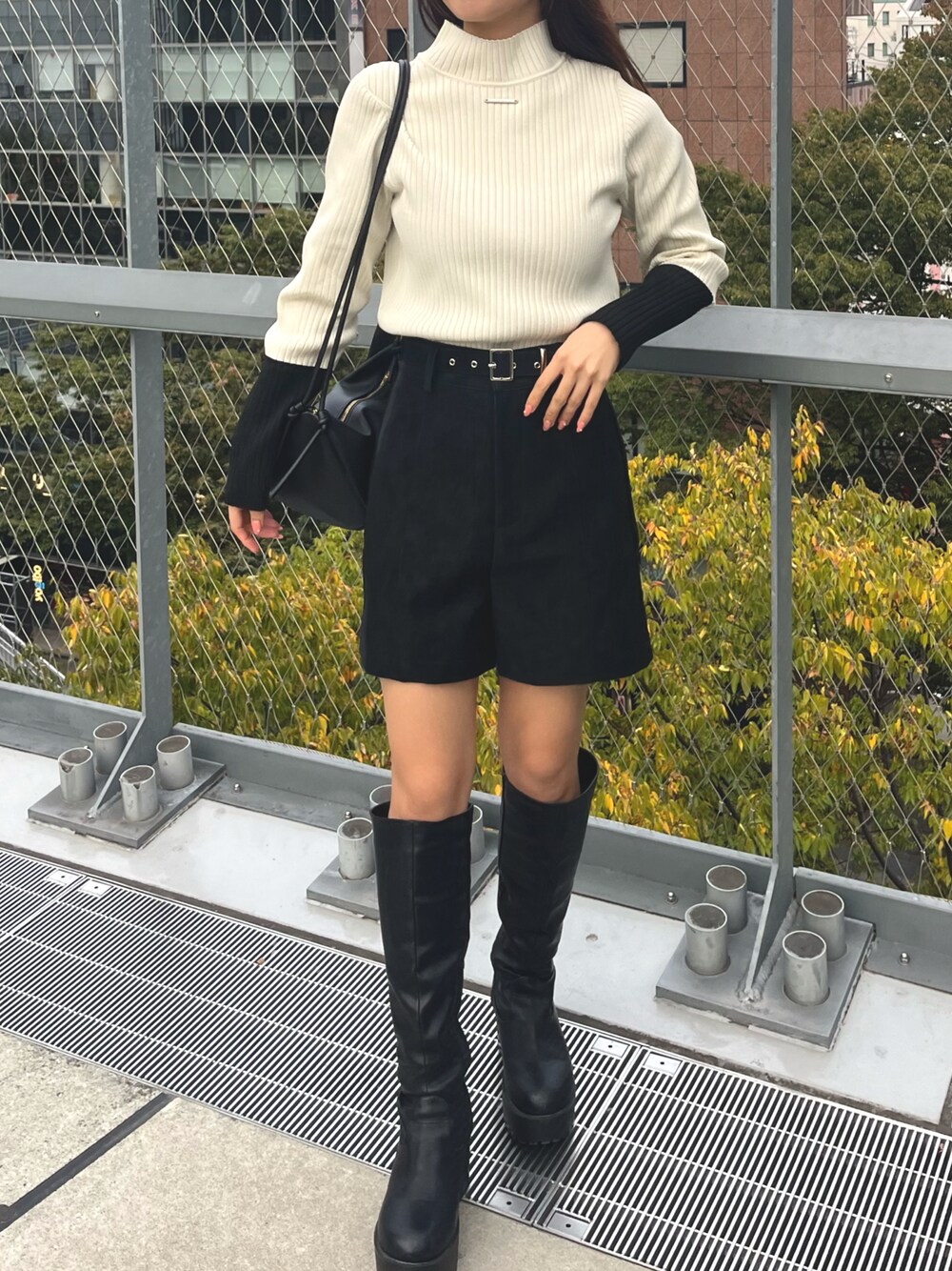 ホワイト系のニット/セーター、ブラック系のその他パンツ、ブラック系のバックパック/リュックを着用したレディースの秋コーディネートの1枚目の写真