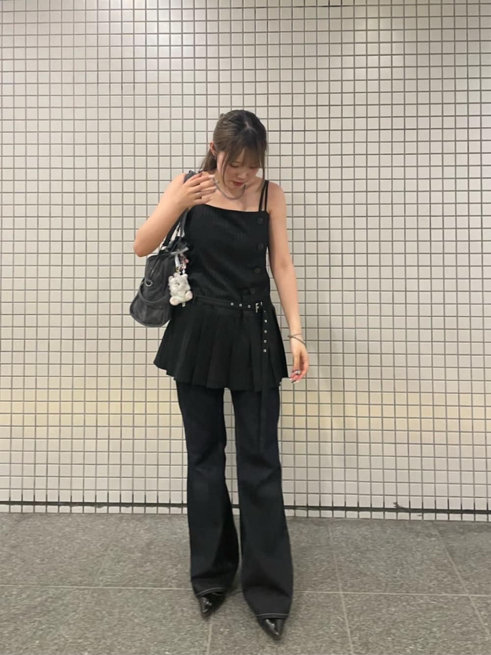 「骨格ストレート、骨スト、デニム、フレアデニム、キャミワンピ、キャミワンピース、ストライブ、ワンピース、レイヤードスタイル、おでかけコーデ、オトナ女子、きれいめカジュアル、夏コーデ」｜「RAY CASSINの【ウエスト調節可/2サイズ展開】フレアデニムパンツ（デニムパンツ、ブルー系）」を使った、RAYCASSIN_officialさん（骨格ストレート・レディース・156cm）の夏コーディネートの1枚目の写真