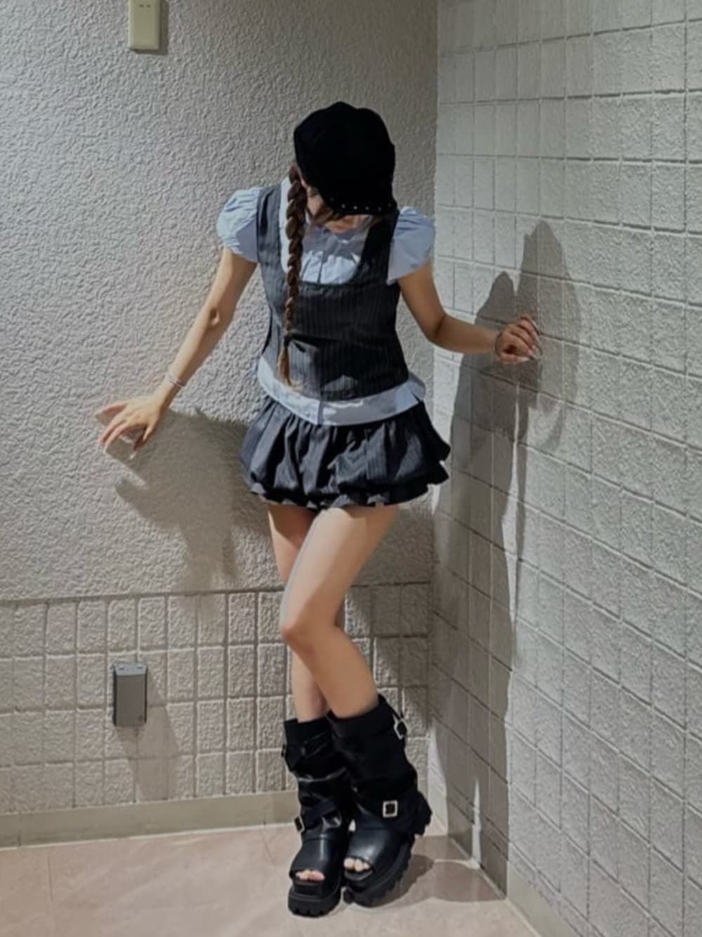 ブラック系のサンダル、グレー系のスカート、グレー系のシャツ/ブラウスを着用したレディースの夏コーディネートの1枚目の写真