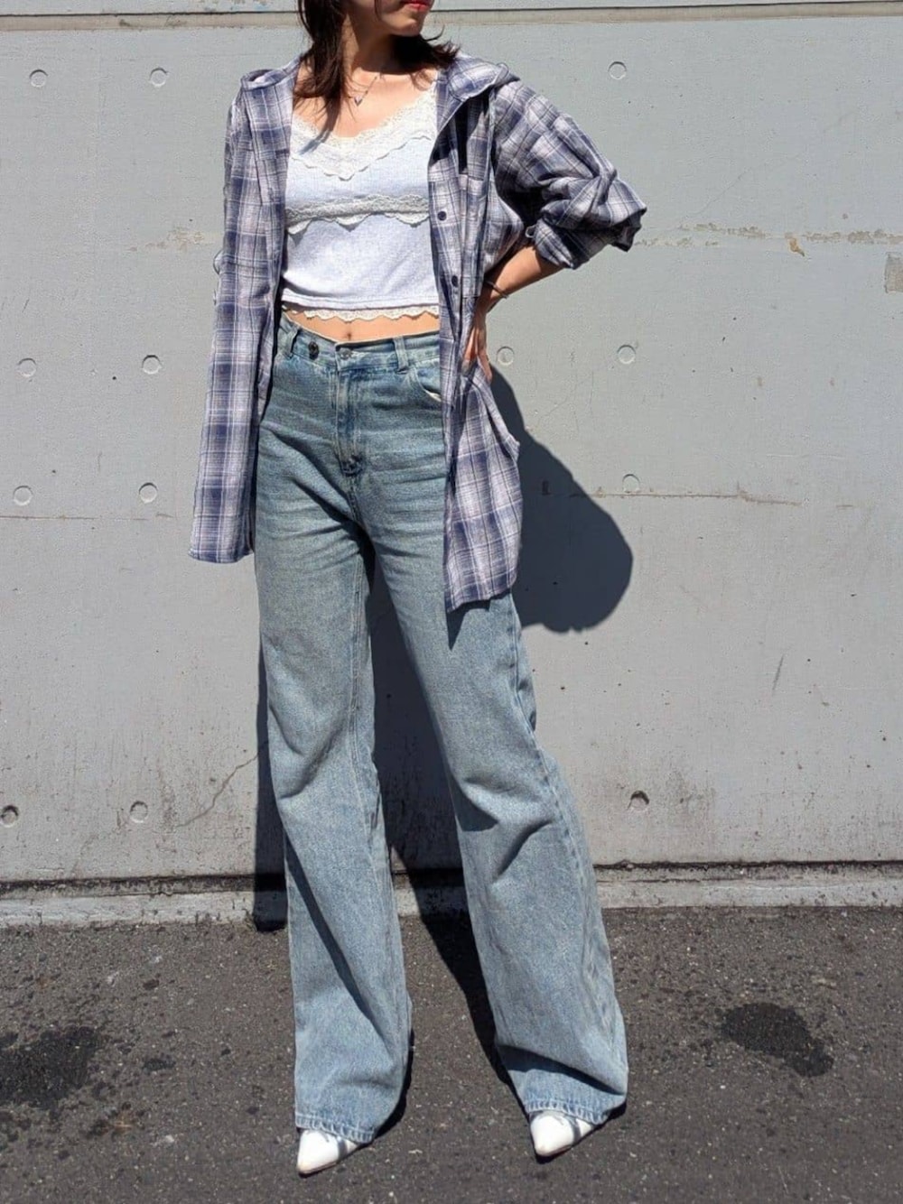 「柄シャツ、夏コーデ、夏服コーデ、おでかけコーデ、シャツ/ブラウス、シンプルカジュアル、デニム、フレアデニム、骨格ナチュラル、ミュール、チェック、チェックシャツ、キャミソール、レース」｜「RAY CASSINの【ウエスト調節可】フレアデニムパンツ（デニムパンツ、ブルー系）」を使った、RAYCASSIN_officialさん（骨格ナチュラル・レディース・158cm）の夏コーディネートの1枚目の写真