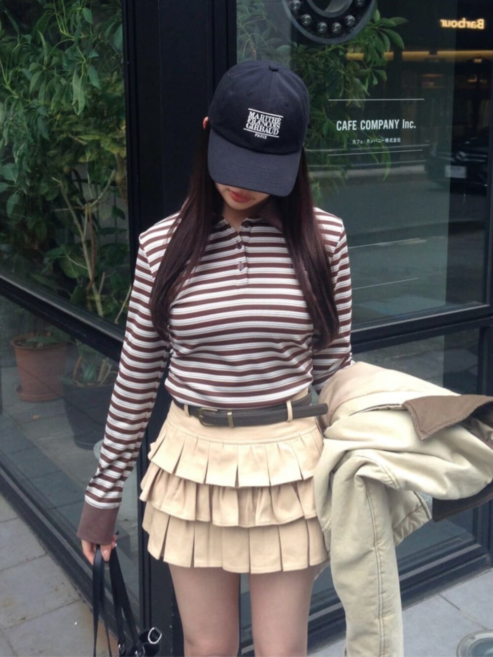 ブラウン系のTシャツ/カットソーを着用したレディースの冬コーディネートの1枚目の写真