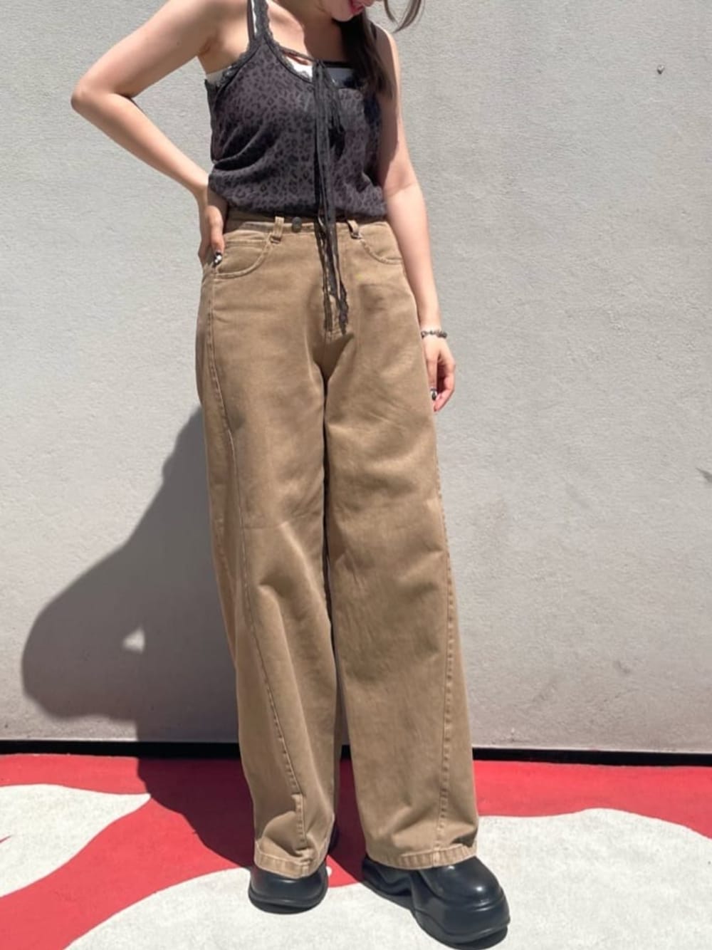「デニム、タンクトップ、ノースリーブ、夏コーデ、オトナカジュアル、今日のコーデ、おでかけ服、ウェーブ、キャミソール、レオパード、ひょう柄、骨格ストレート、骨スト」｜「RAY CASSINのヒョウ柄パット付レースロゴレイヤードタンク（キャミソール、グレー系）」を使った、RAYCASSIN_officialさん（骨格ストレート・レディース・156cm）の夏コーディネートの1枚目の写真