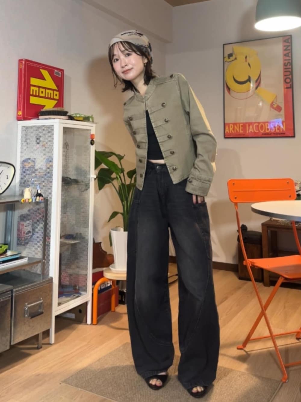 ブラック系のデニムパンツ、ベージュ系のデニムジャケットを着用したレディースの秋コーディネートの1枚目の写真