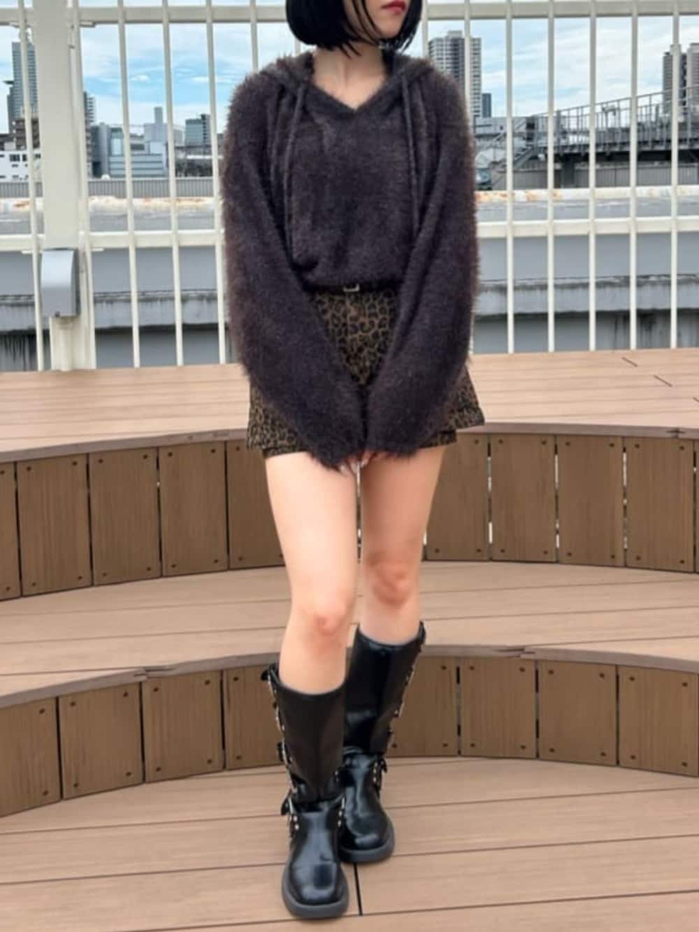 ブラック系のブーツ、ブラウン系のスカート、ブラウン系のニット/セーターを着用したレディースの秋コーディネートの1枚目の写真