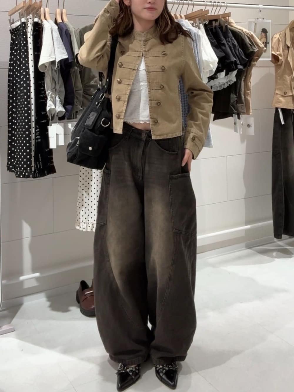 ブラック系のサンダル、ブラック系のデニムパンツ、ブラック系のトートバッグを着用したレディースの秋コーディネートの1枚目の写真
