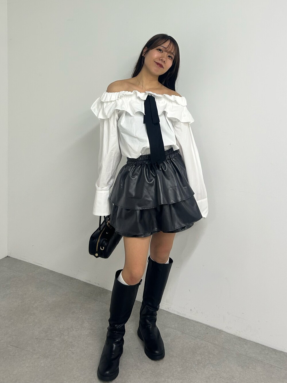 「ミニスカート、ロングブーツ、ワンショル、オフショル、かわいい、骨格ウェーブ、イエベ秋、ブラウス、リボン」｜「RAY CASSINのリボン配色オフショルチュニック（シャツ/ブラウス、ホワイト系）」を使った、RAYCASSIN_officialさん（レディース・157cm）の冬コーディネートの1枚目の写真