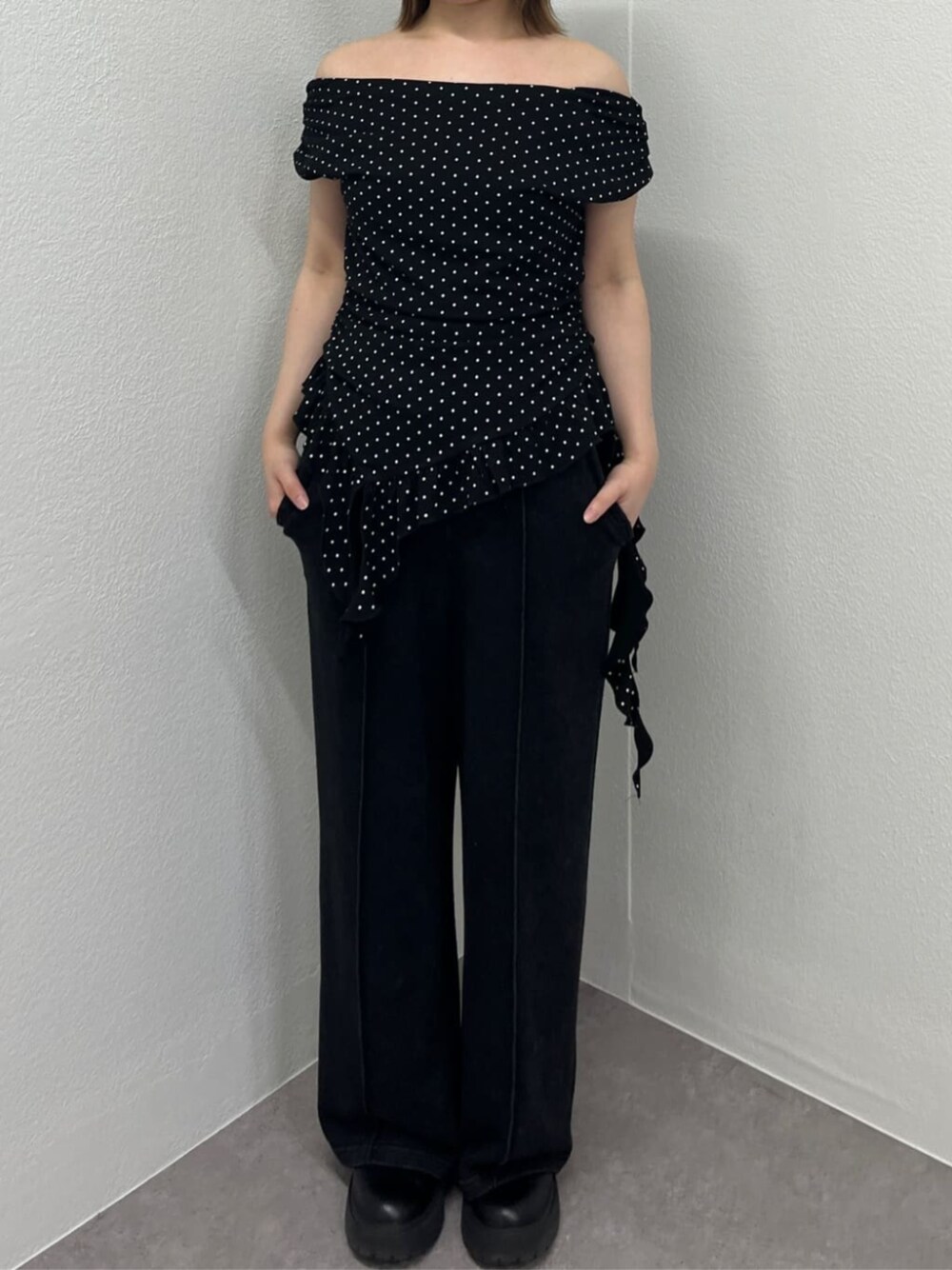 ブラック系のスウェットパンツ、ブラック系のTシャツ/カットソーを着用したレディースの夏コーディネートの1枚目の写真