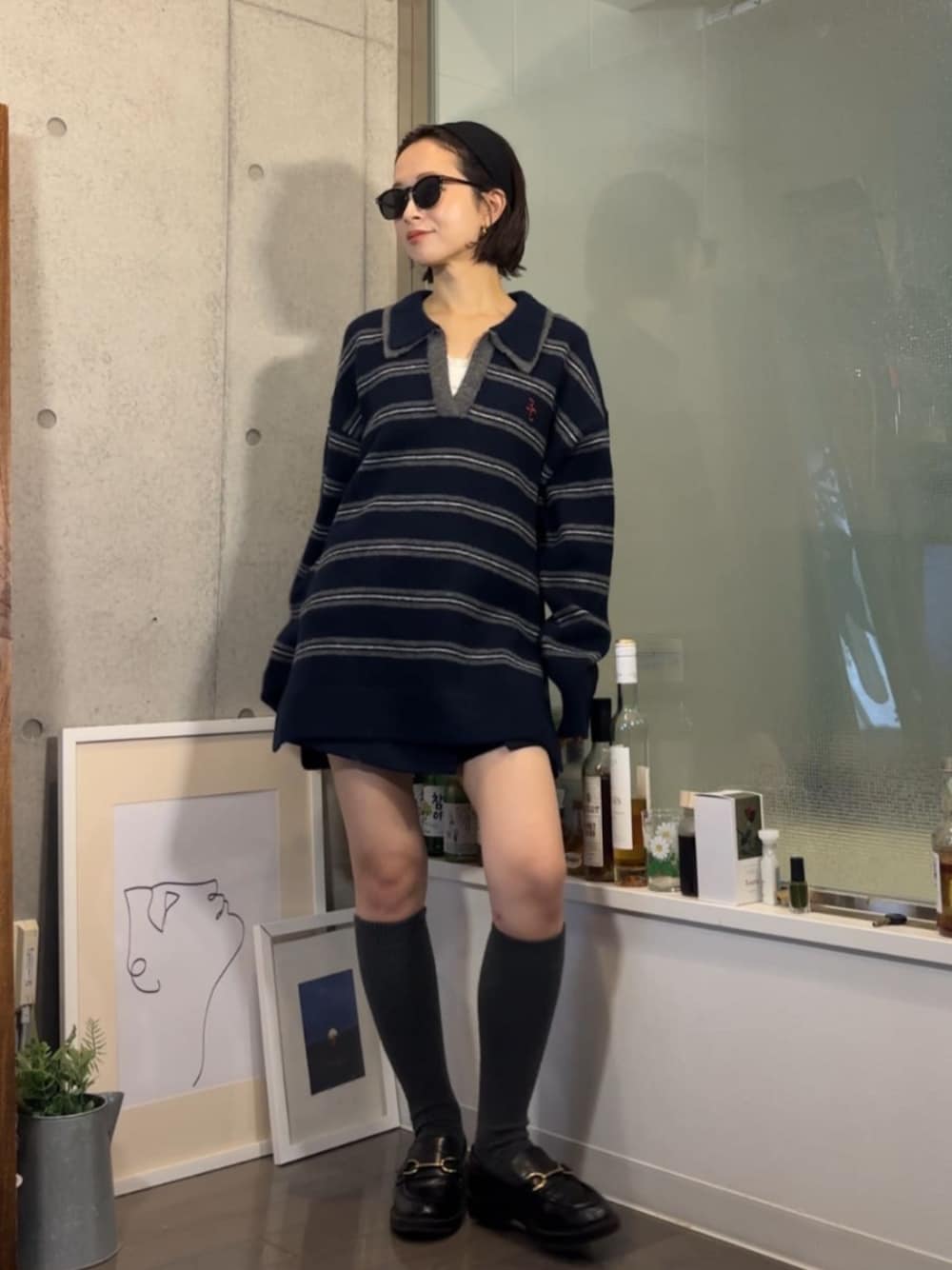 ブルー系のニット/セーターを着用したレディースの秋コーディネートの1枚目の写真