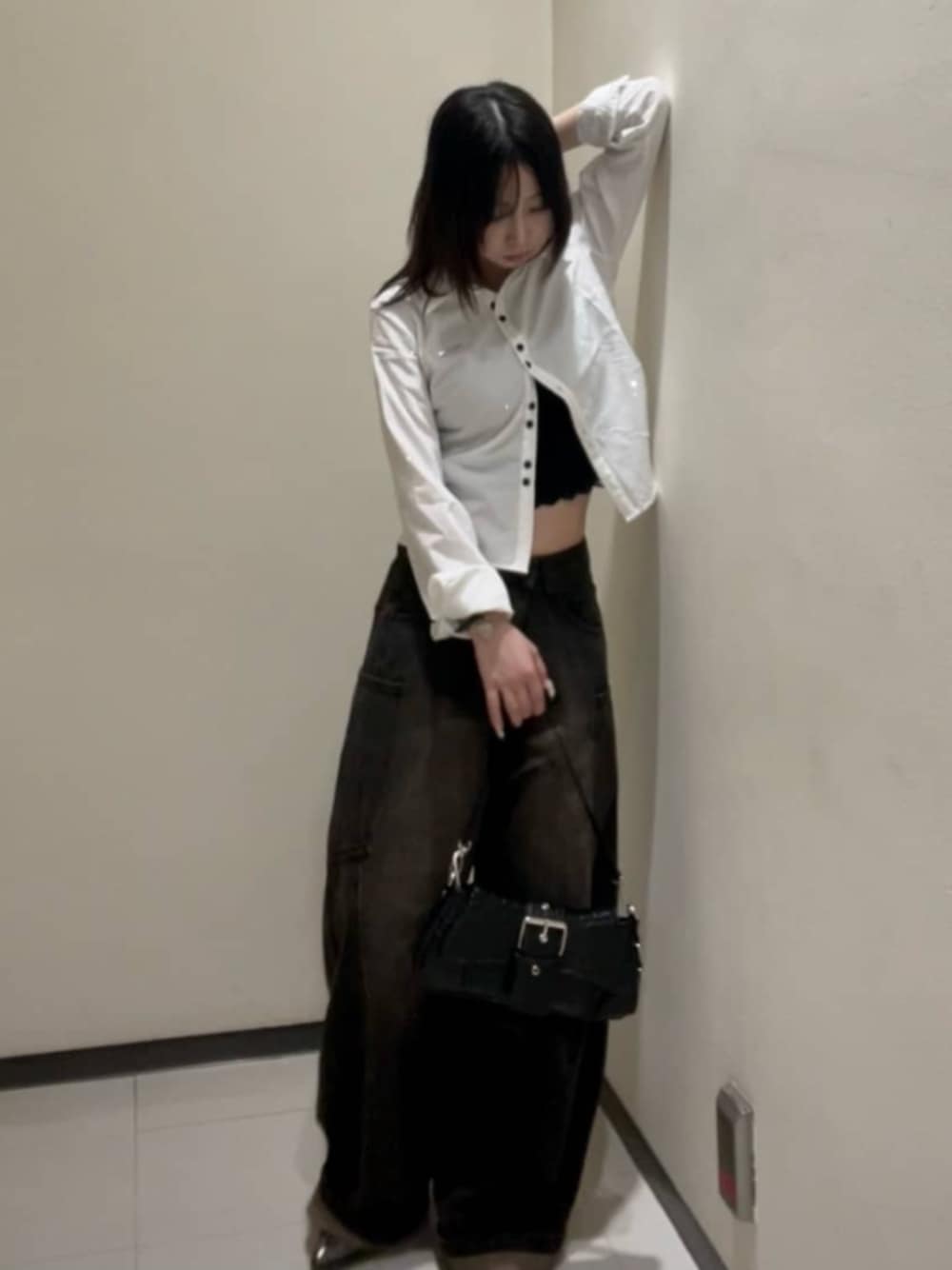 ブラック系のキャミソール、ブラック系のデニムパンツ、ホワイト系のシャツ/ブラウスを着用したレディースの秋コーディネートの1枚目の写真