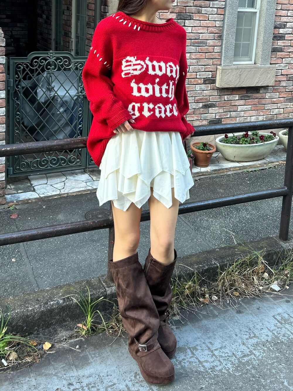 「大人コーデ、低身長女子、Ray Cassin、カジュアルガーリー、赤、冬、スカート、ニット」｜「RAY CASSINの【今年のトレンドアイテム】ロゴジャガードチュニックワンピース（ニット/セーター、レッド系）」を使った、RAYCASSIN_officialさん（レディース・157cm）の秋コーディネートの1枚目の写真