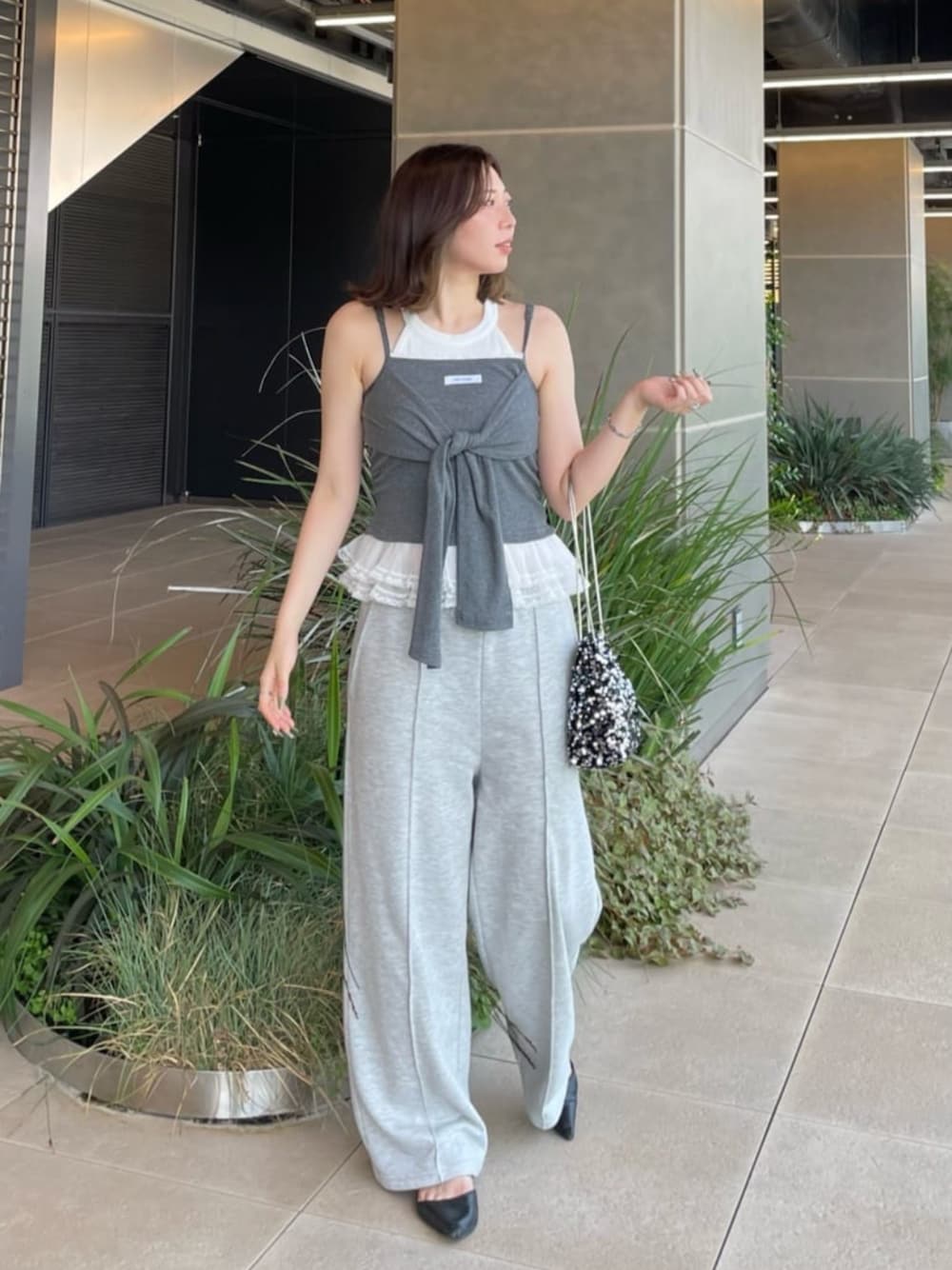 グレー系のスウェットパンツ、グレー系のキャミソールを着用したレディースの夏コーディネートの1枚目の写真