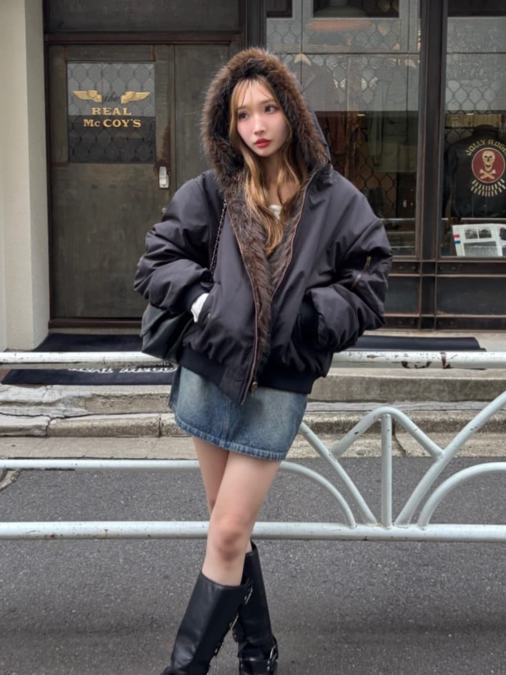 ブルー系のスカート、ブラウン系のブルゾンを着用したレディースの秋コーディネートの1枚目の写真