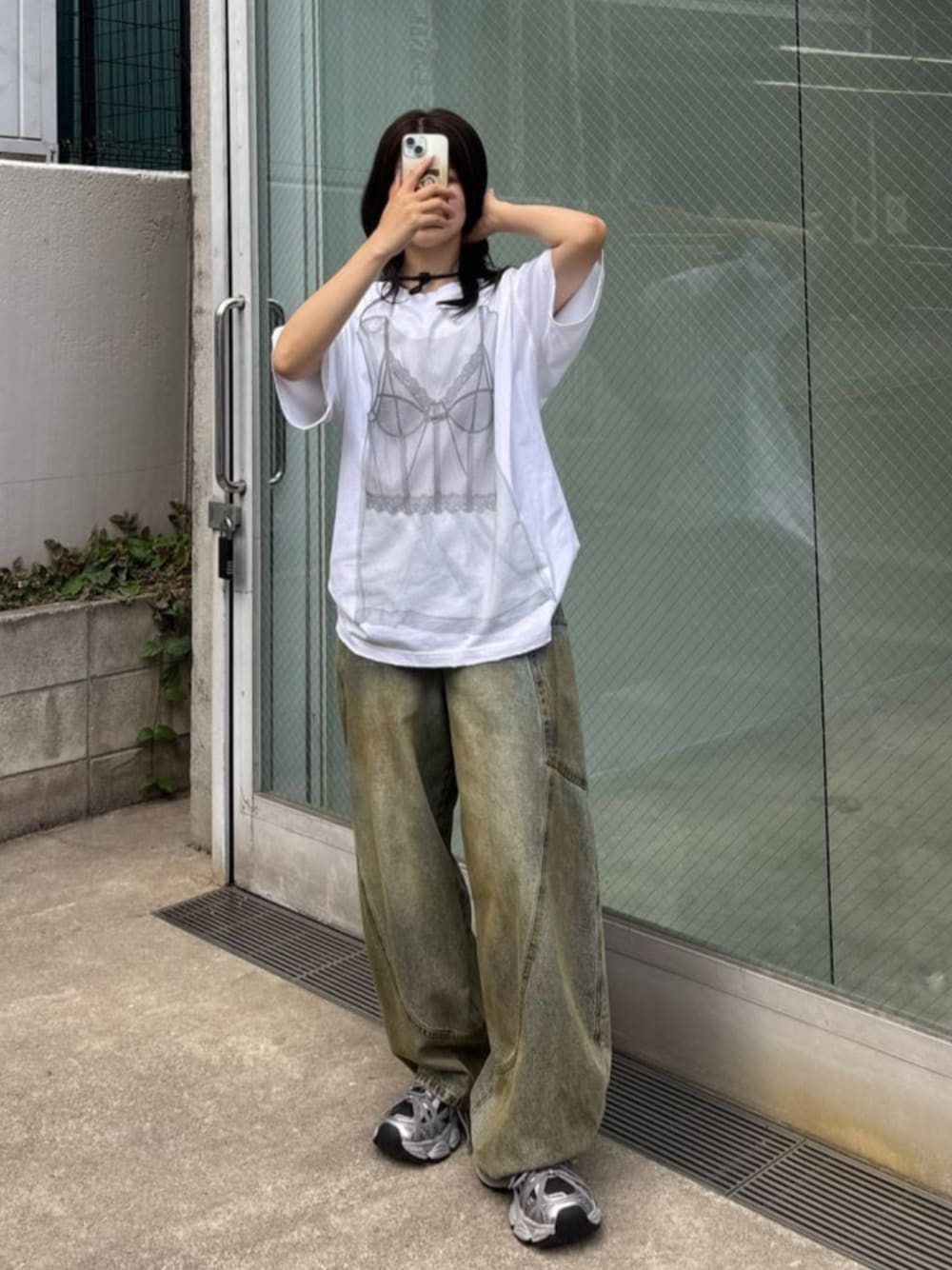 ブルー系のデニムパンツ、シルバー系のスニーカー、ホワイト系のTシャツ/カットソーを着用したレディースの夏コーディネートの1枚目の写真
