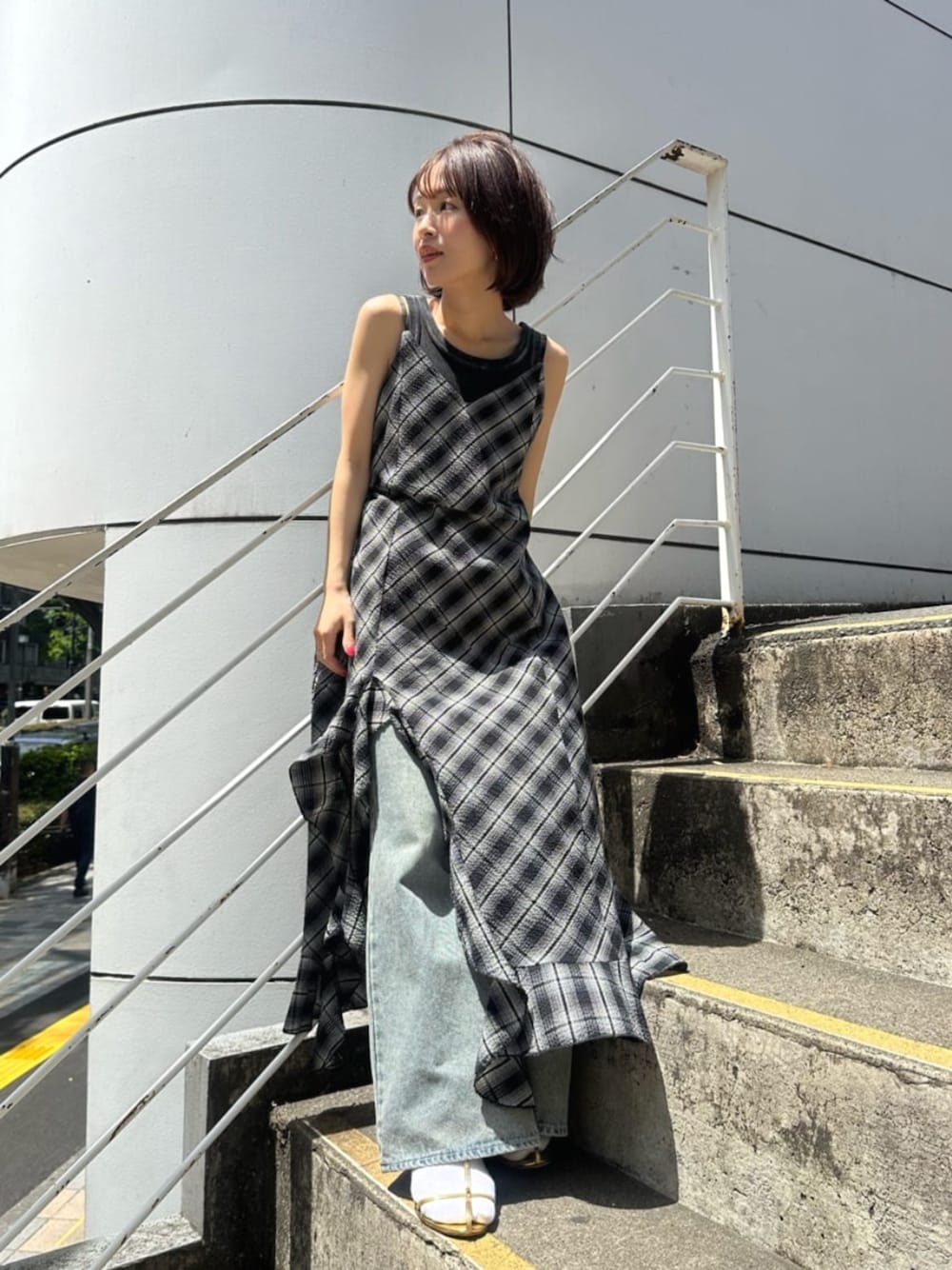 「レイヤードスタイル、春夏コーデ、オトナカワイイ、お出かけコーデ、大人コーデ、大人カジュアルコーデ、カジュアルガーリー、大人女子、チェック、キャミワンピース、デニム、フレアデニム」｜「RAY CASSINの裾フリルラウンドキャミワンピース（ワンピース、ブラック系）」を使った、RAYCASSIN_officialさん（骨格ウェーブ・レディース・152cm）の春コーディネートの1枚目の写真