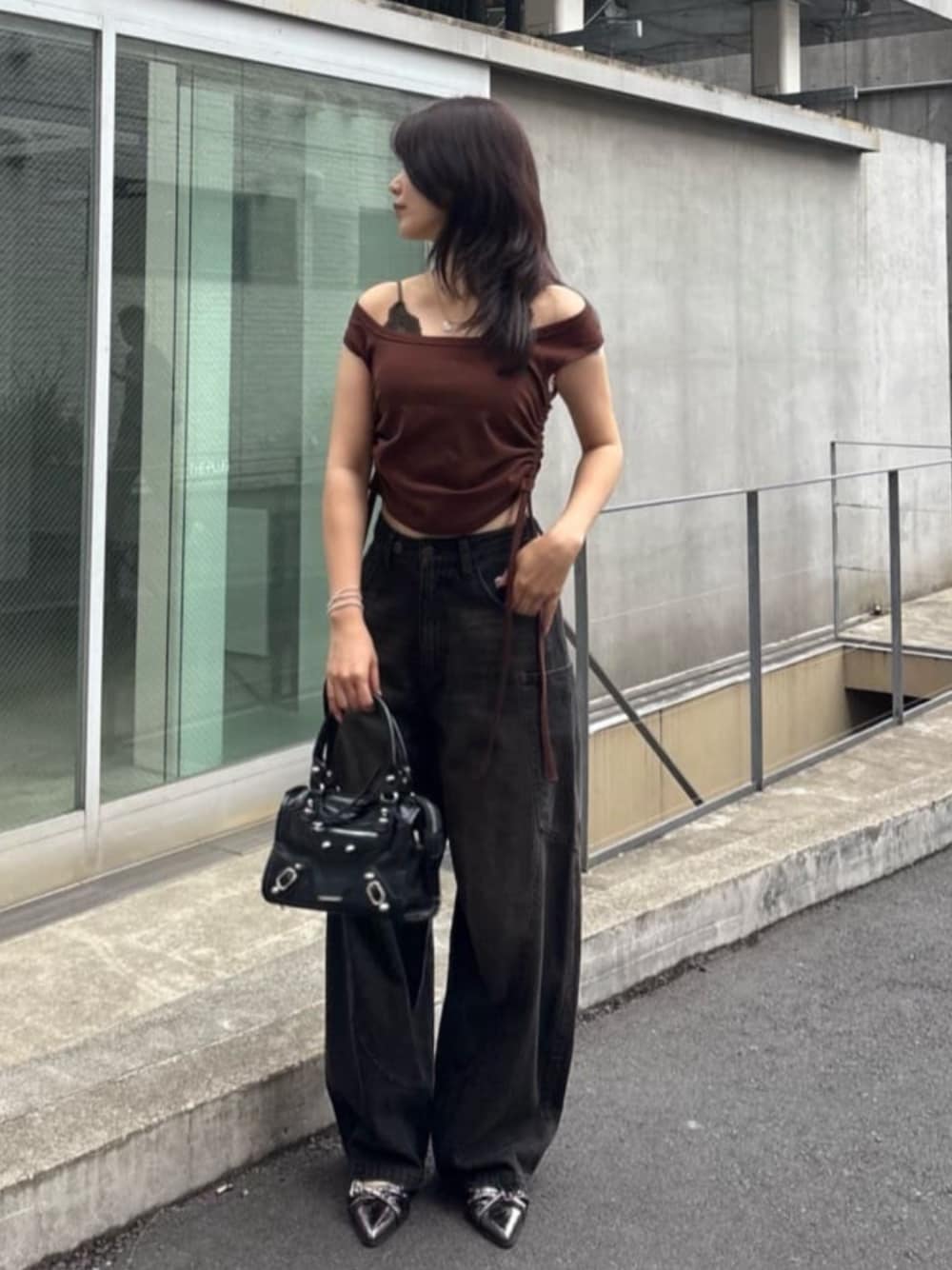 ブラック系のデニムパンツ、ブラウン系のTシャツ/カットソーを着用したレディースの夏コーディネートの1枚目の写真
