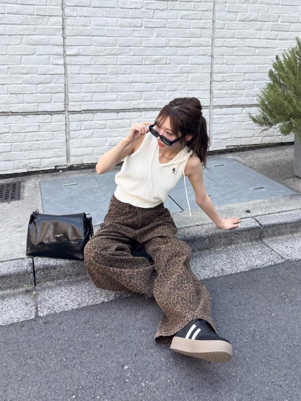 「デニム、骨格ウェーブ、ノースリーブ、オトナ女子、休日スタイル、おでかけコーデ、お出かけコーデ、カジュアルスタイル、きれいめカジュアル、夏コーデ、ブラウンコーデ」｜「RAY CASSINの【ウエスト調節可】サイド切替ワイドデニムパンツ（デニムパンツ、ブラウン系）」を使った、RAYCASSIN_officialさん（骨格ウェーブ・レディース・155cm）の夏コーディネートの1枚目の写真