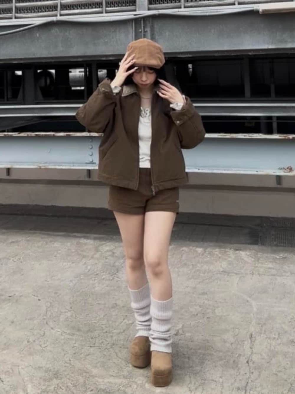 ベージュ系のスリッポン、ブラウン系のブルゾン、ブラウン系のその他パンツを着用したレディースの冬コーディネートの1枚目の写真