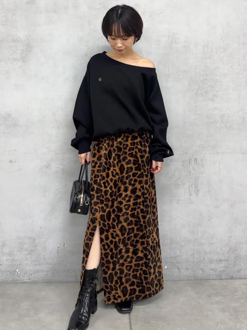 「スウェット、ニット、ロゴT、Ray Cassin、秋服、肩出し、大人っぽいコーデ、あざとい、ワンショル」｜「RAY CASSINの【前後2way】ワンショルポンチスウェット（スウェット、ブラック系）」を使った、RAYCASSIN_officialさん（レディース・152cm）の秋コーディネートの1枚目の写真