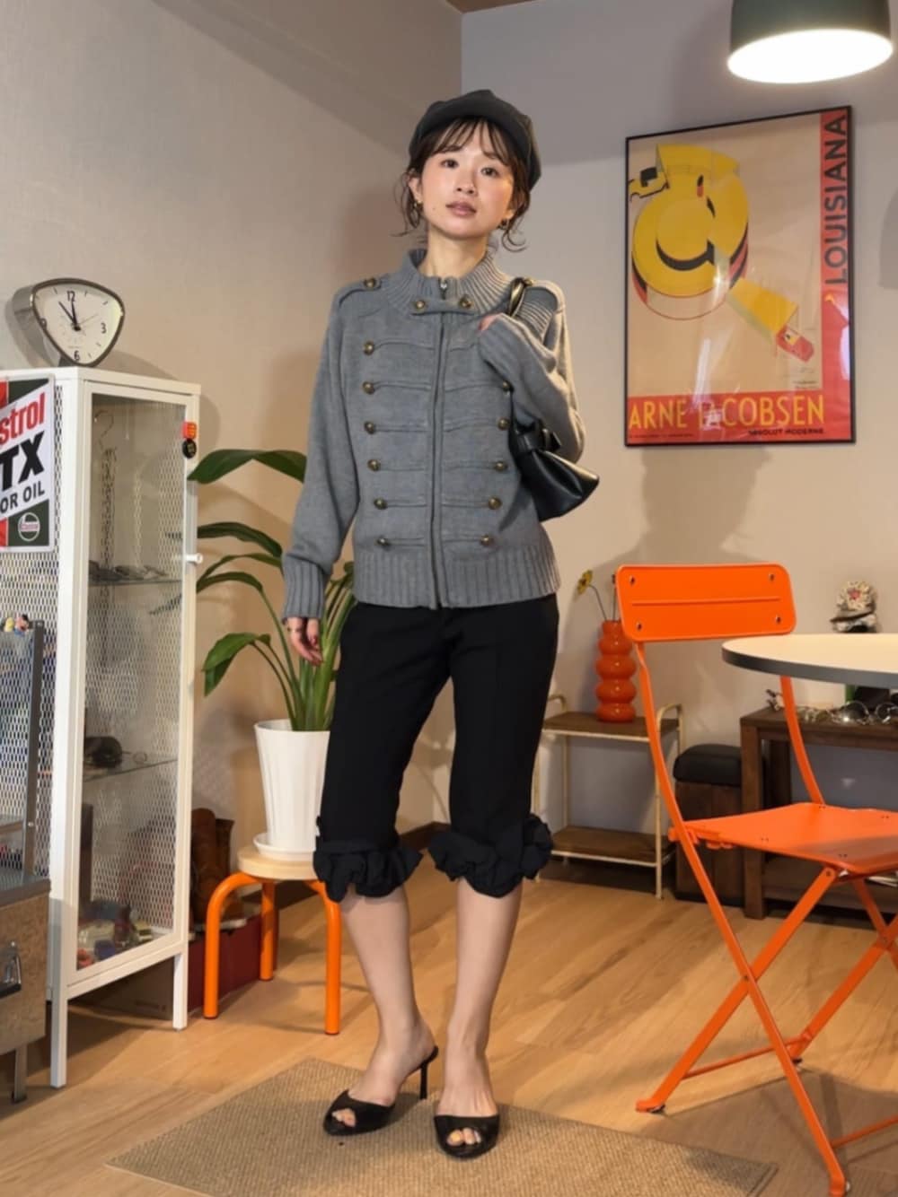 グレー系のニット/セーター、グレー系のキャスケットを着用したレディースの秋コーディネートの1枚目の写真
