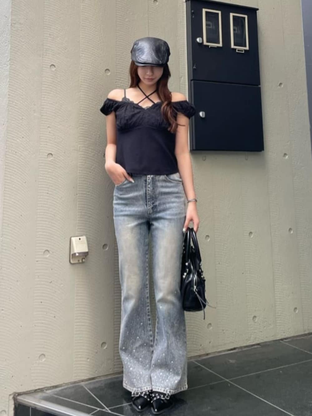 ブルー系のデニムパンツ、ブラック系のその他シューズ、ブラック系のTシャツ/カットソーを着用したレディースの夏コーディネートの1枚目の写真