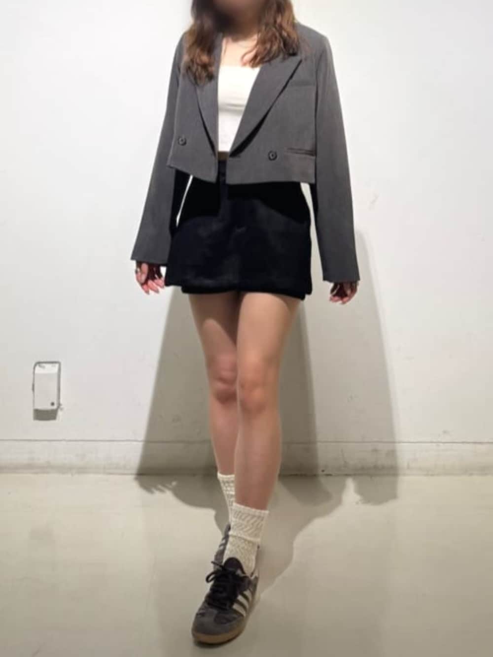 グレー系のその他アウター、ブラック系のスカートを着用したレディースの秋コーディネートの1枚目の写真