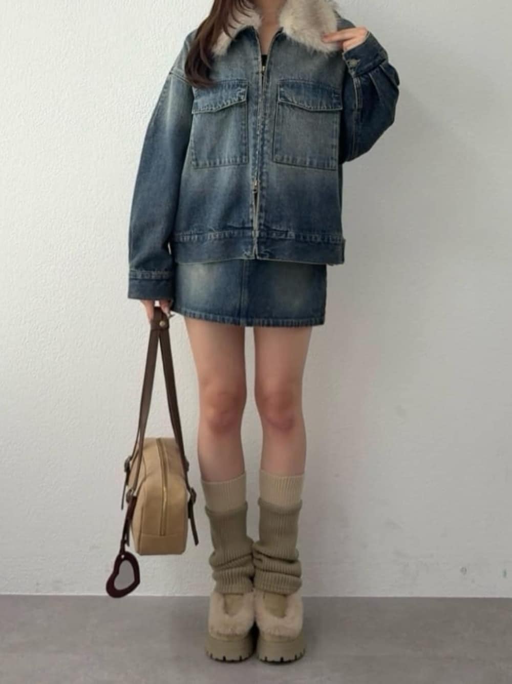 ブルー系のブルゾン、ブルー系のスカート、ベージュ系のその他シューズを着用したレディースの秋コーディネートの1枚目の写真