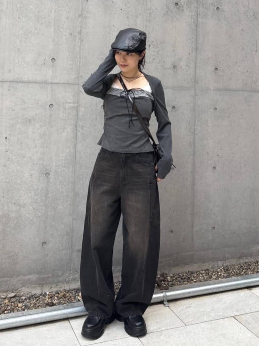ブラック系のTシャツ/カットソーを着用したレディースの春コーディネートの1枚目の写真