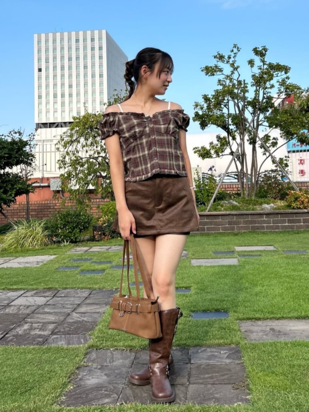 ブラウン系のブーツ、イエロー系のショルダーバッグ、ブラウン系のシャツ/ブラウスを着用したレディースの秋コーディネートの1枚目の写真