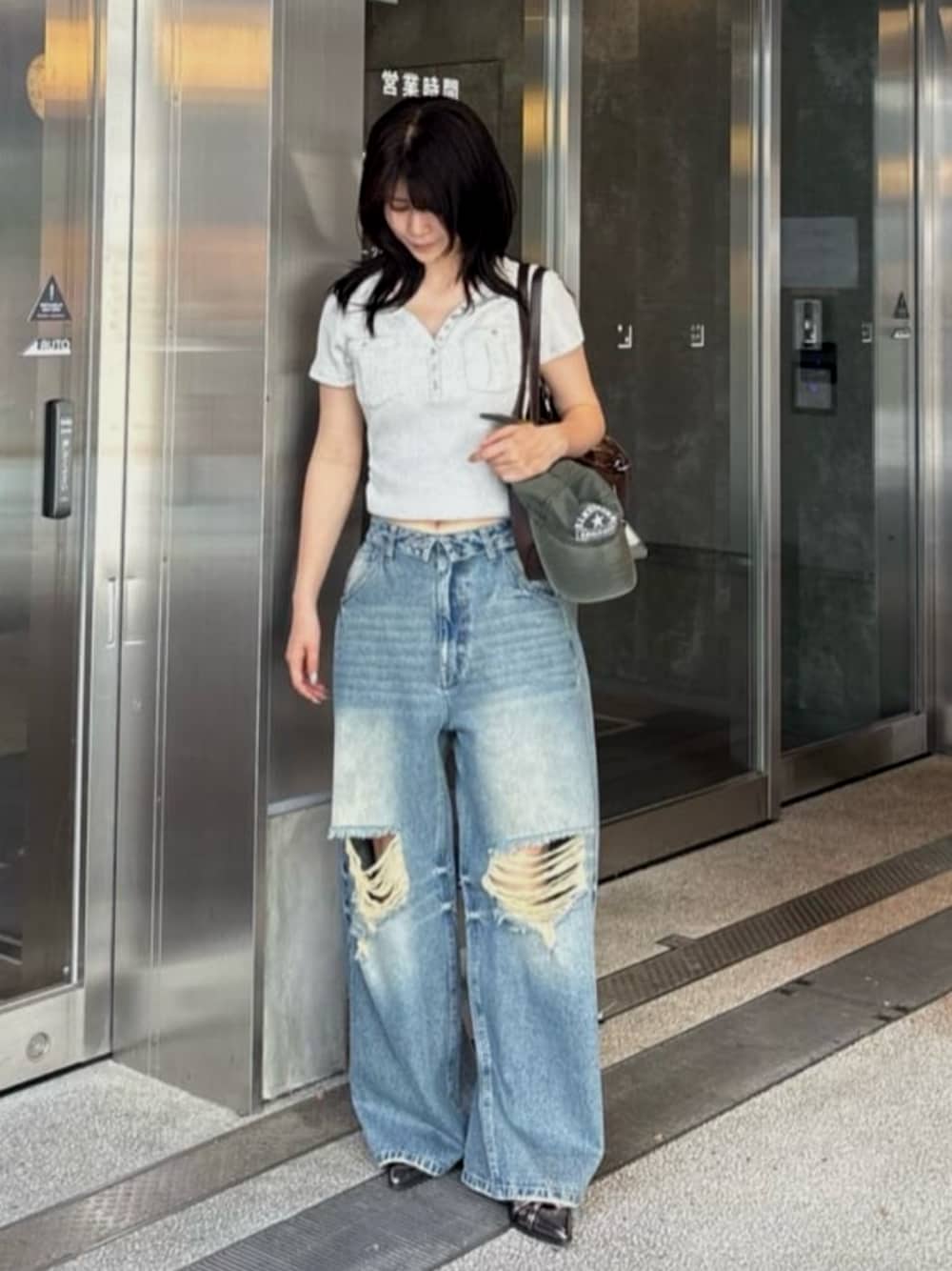ホワイト系のTシャツ/カットソー、ブルー系のデニムパンツを着用したレディースの夏コーディネートの1枚目の写真