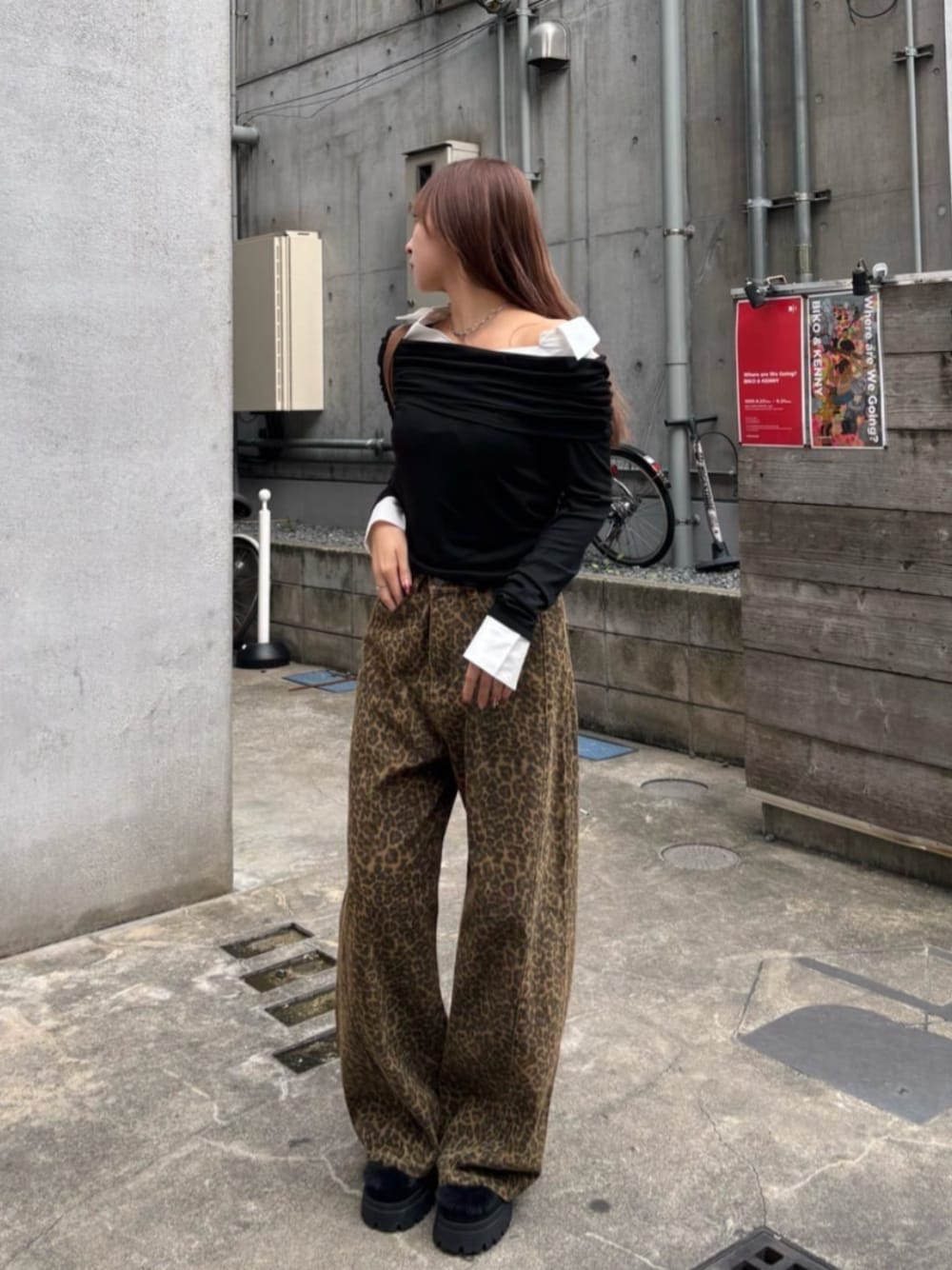 ベージュ系のデニムパンツ、ブラック系のTシャツ/カットソー、ブラック系のその他シューズを着用したレディースの秋コーディネートの1枚目の写真