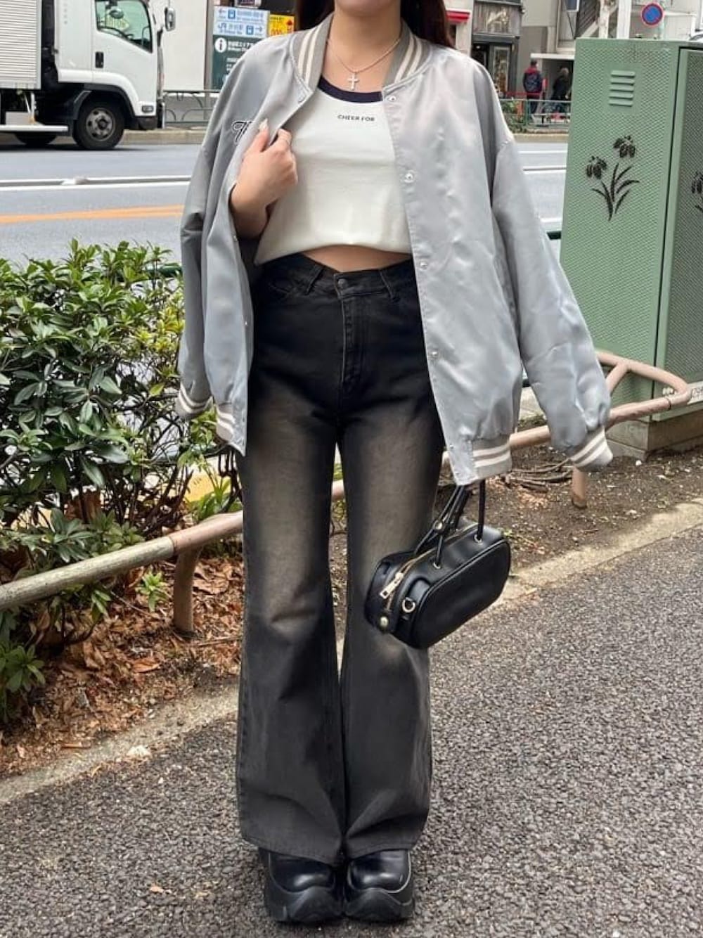 「デニムコーデ、春コーデ、レイカズン(Ray Cassin)、美脚デニム、骨格ストレート、骨格ウェーブ」｜「RAY CASSINのナイロンスタジャン（スタジャン、グレー系）」を使った、RAYCASSIN_officialさん（レディース・158cm）の春コーディネートの1枚目の写真