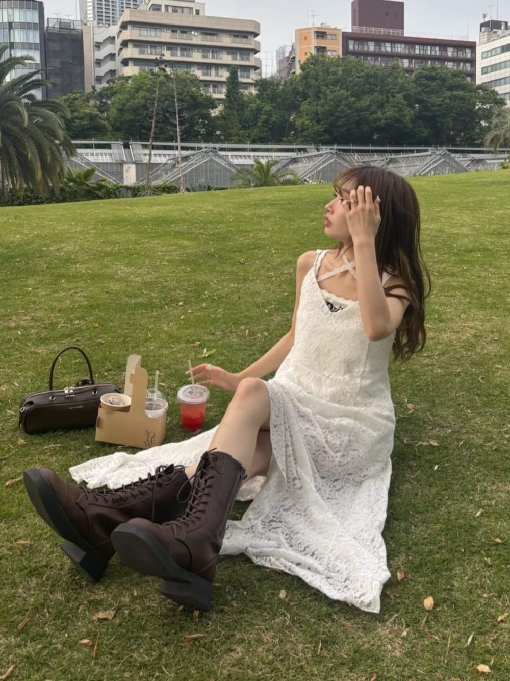 「ワンピース、デートコーデ、夏ファッション、大人女子、おでかけコーデ、大人ファッション、キレイめコーデ、大人ガーリー、大人かわいい、春夏、キャミワンピース、レース、骨格ウェーブ」｜「RAY CASSINの【チェック/レース】裾フリルラウンドキャミワンピース（ワンピース、ホワイト系）」を使った、RAYCASSIN_officialさん（骨格ウェーブ・レディース・155cm）の春コーディネートの1枚目の写真