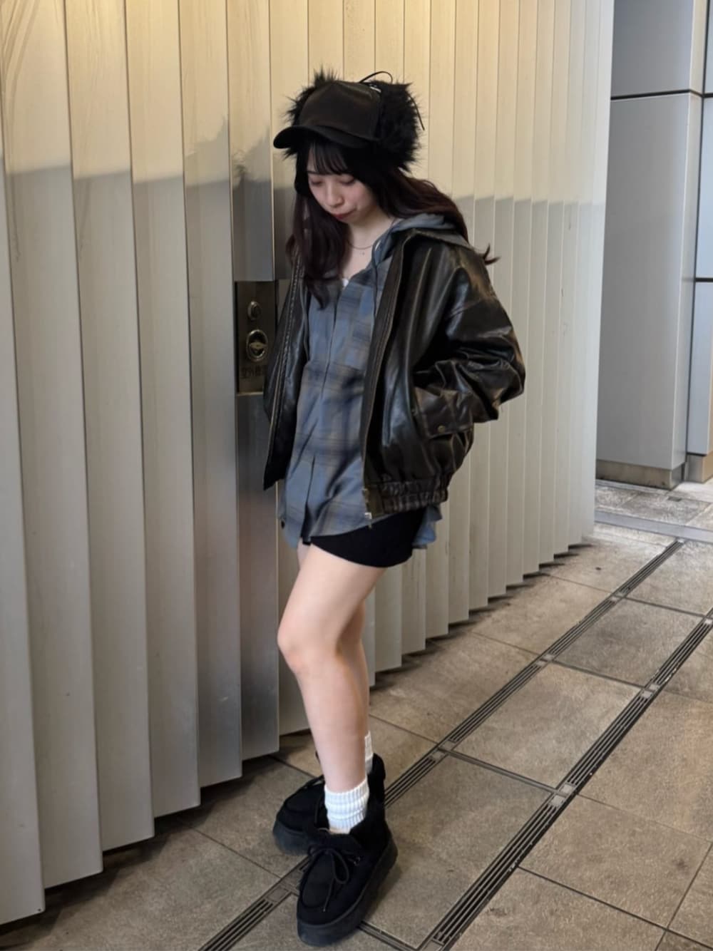 ブラウン系のブルゾン、ブラック系のその他パンツ、ブラック系のその他シューズを着用したレディースの秋コーディネートの1枚目の写真