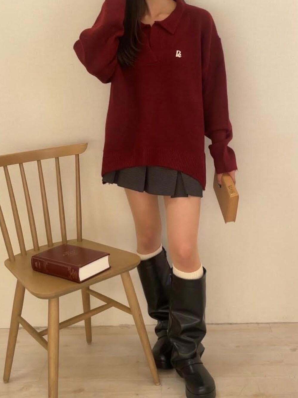 「冬コーデ、オトナカジュアル、大人可愛い、ニット/セーター、刺繍、赤コーデ、レイカズン(Ray Cassin)、ロングブーツ、刺繍ニット、クリスマスに着たい服」｜「RAY CASSINの【チクチクしないニット】スキッパーポロ刺繍ニット　/　襟付きニット（ニット/セーター、レッド系）」を使った、RAYCASSIN_officialさん（レディース・157cm）の冬コーディネートの1枚目の写真