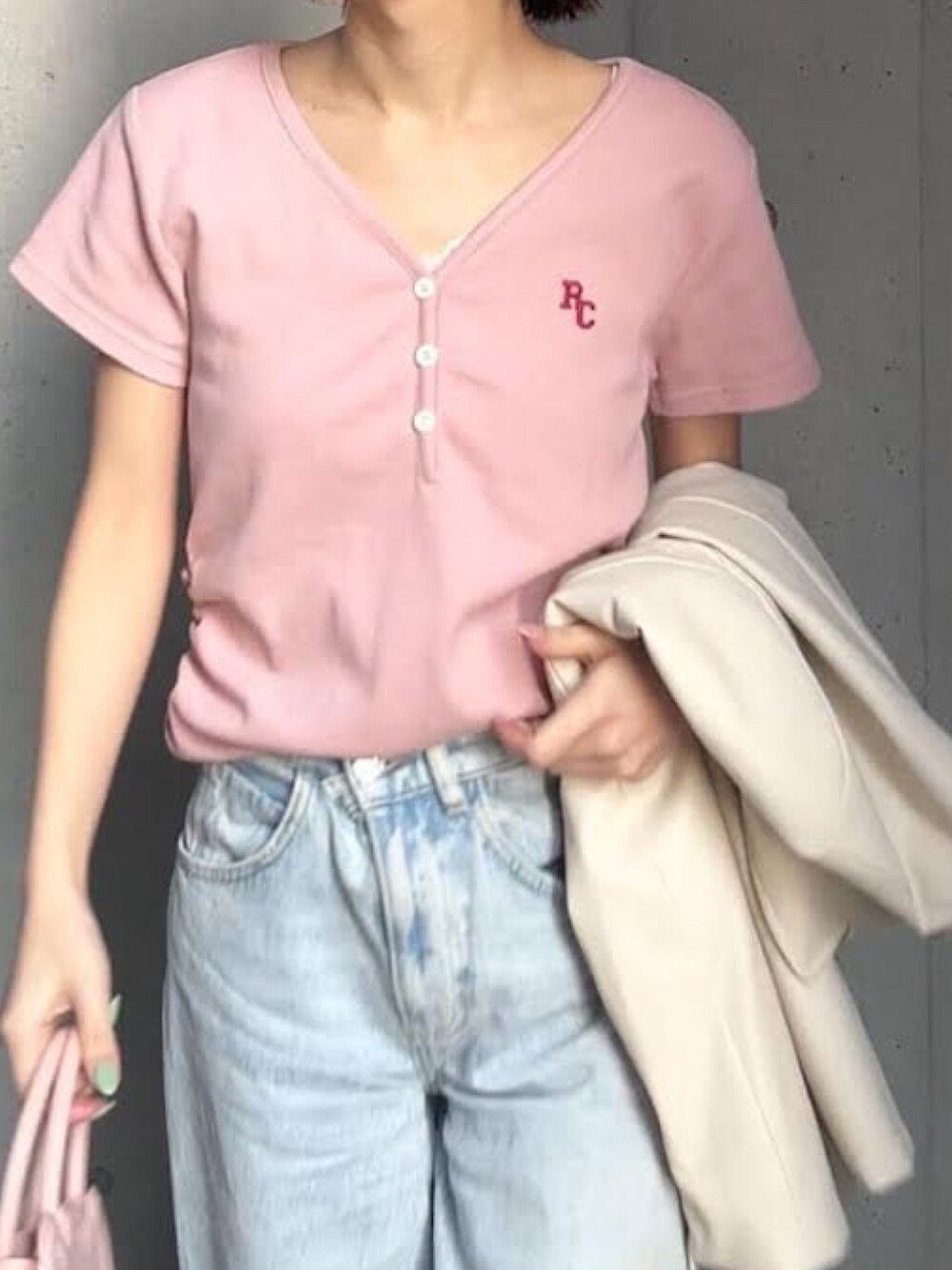 「Vネック、VネックT、ヘンリーネック、ヘンリーTシャツ、レイカズン(Ray Cassin)、骨格ウェーブ、骨格ストレート」｜「RAY CASSINのVネックヘンリー胸刺繍半袖Tシャツ（Tシャツ/カットソー、グレー系）」を使った、RAYCASSIN_officialさん（レディース・152cm）の春コーディネートの1枚目の写真