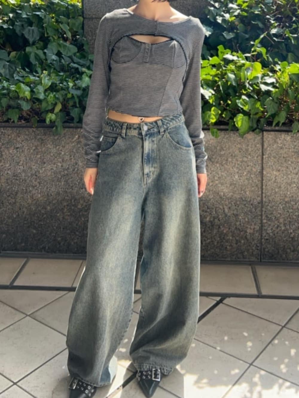 ブルー系のデニムパンツ、ブルー系のTシャツ/カットソーを着用したレディースの春コーディネートの1枚目の写真