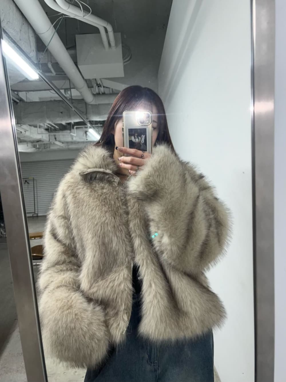 ホワイト系のブルゾンを着用したレディースの秋コーディネートの1枚目の写真