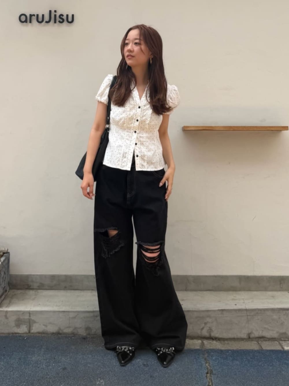 ホワイト系のシャツ/ブラウス、ブラック系のデニムパンツ、ブラック系のデニムパンツを着用したレディースの夏コーディネートの1枚目の写真