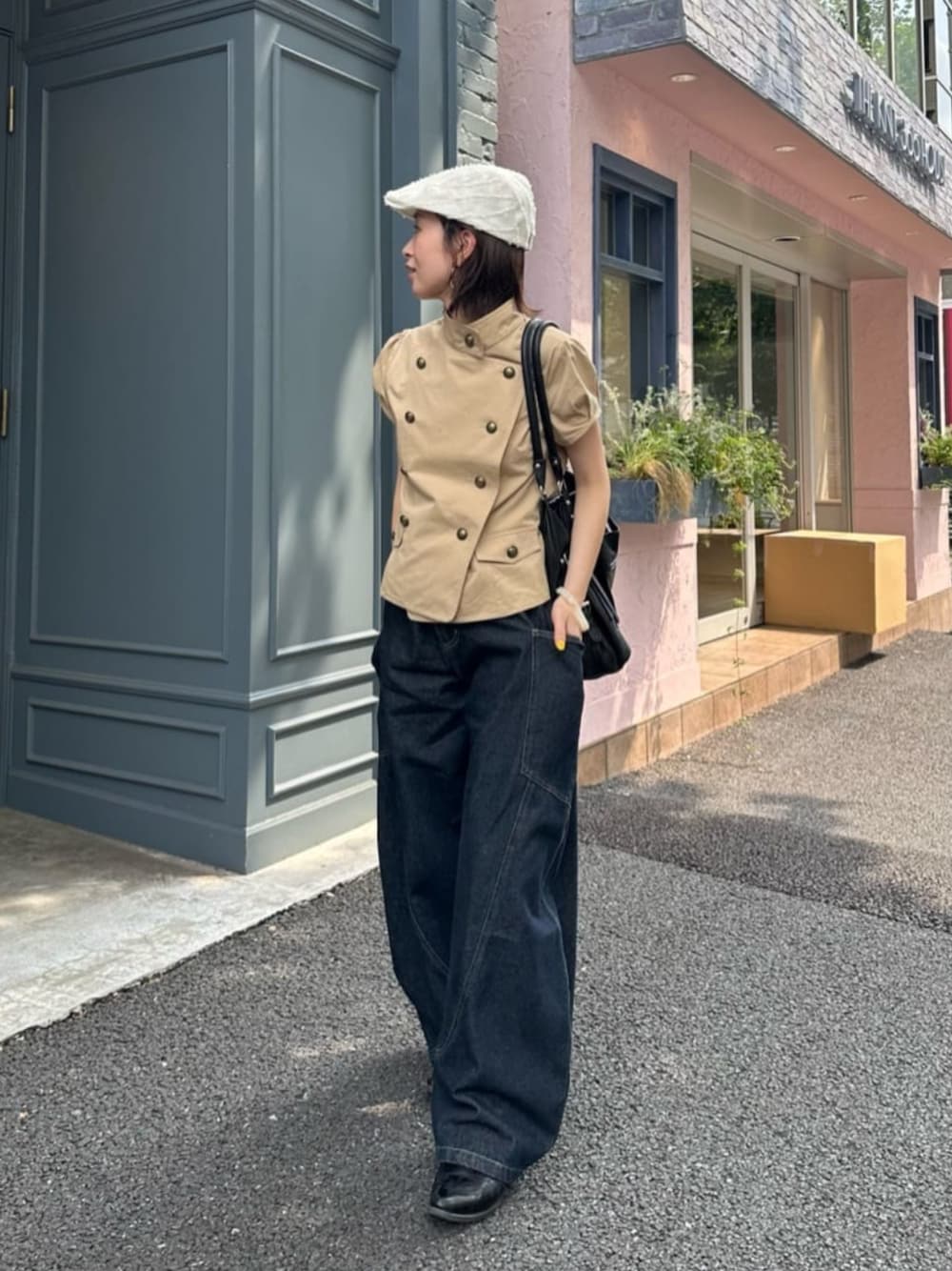ブルー系のデニムパンツ、ベージュ系のシャツ/ブラウス、ベージュ系のシャツ/ブラウスを着用したレディースの夏コーディネートの1枚目の写真