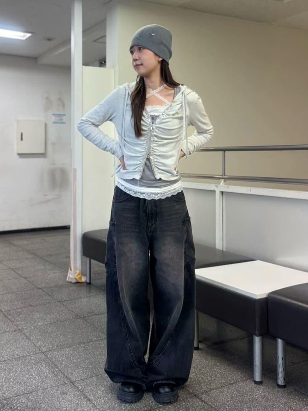 ホワイト系のパーカー、グレー系のキャミソール、ブラック系のデニムパンツを着用したレディースの夏コーディネートの1枚目の写真